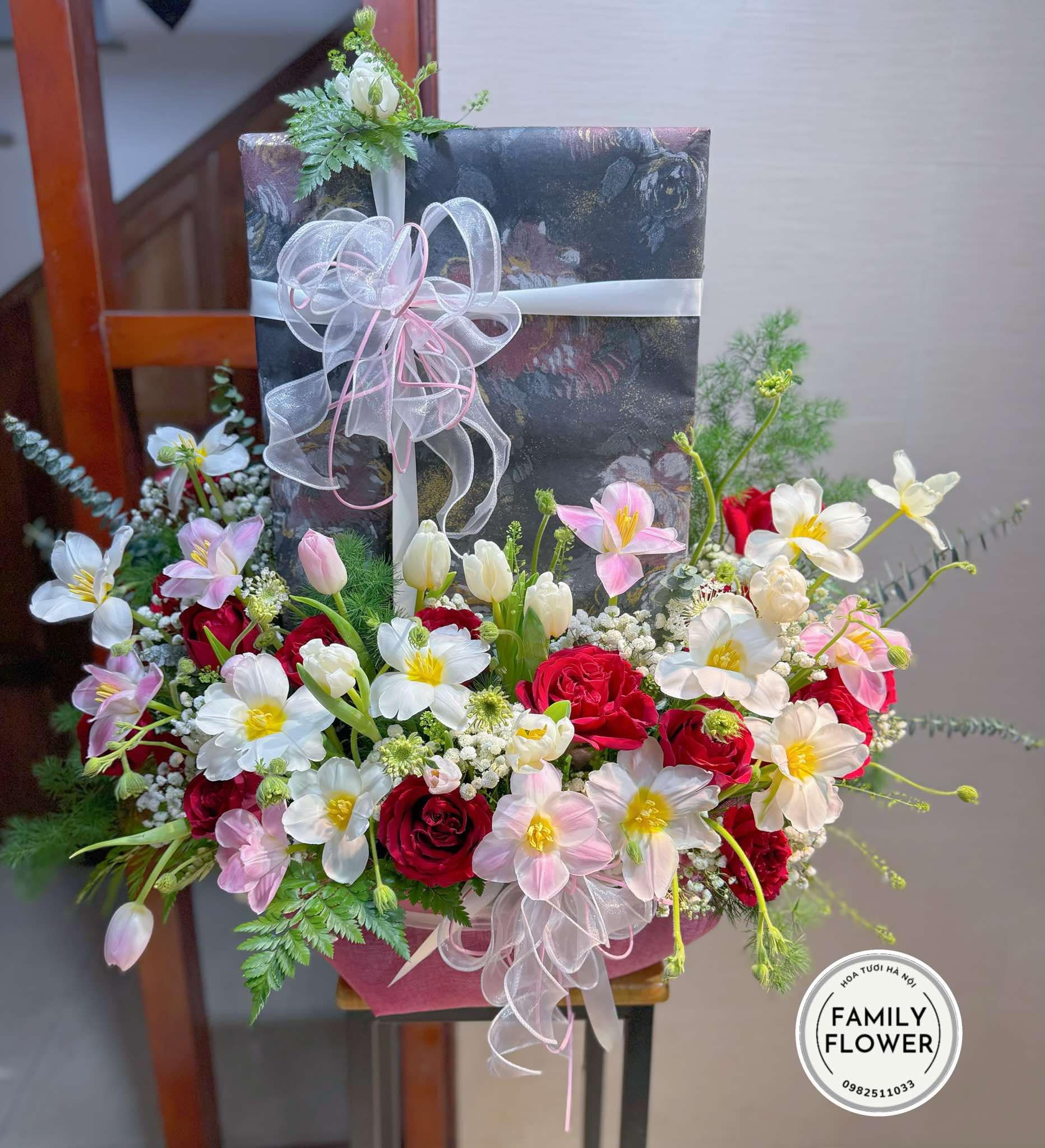 Lẵng hoa tulip kèm quà tặng bạn gái ! Hoa tulip  quận Cầu Giấy , Thanh Xuân Hà Nội ! Hoa tulip