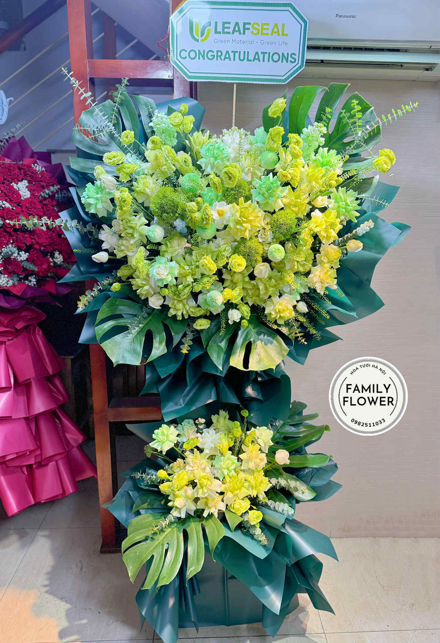 Kệ hoa tone xanh lá tặng khai trương , hội nghị  quận Cầu  Giấy ! Hoa tươi Cầu Giấy