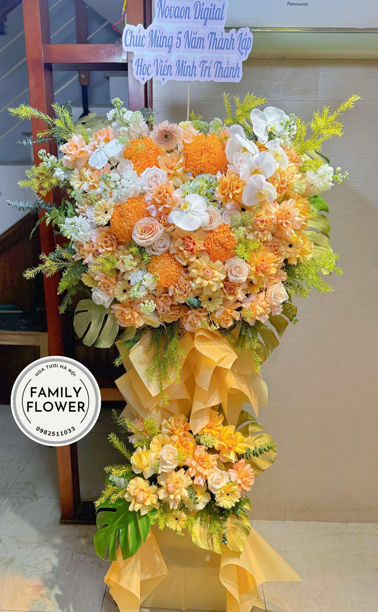 Kệ hoa đứng 2 tầng tone vàng rực rỡ tặng chúc mừng ngày thành lập công ty ! Điện hoa Hà Nội
