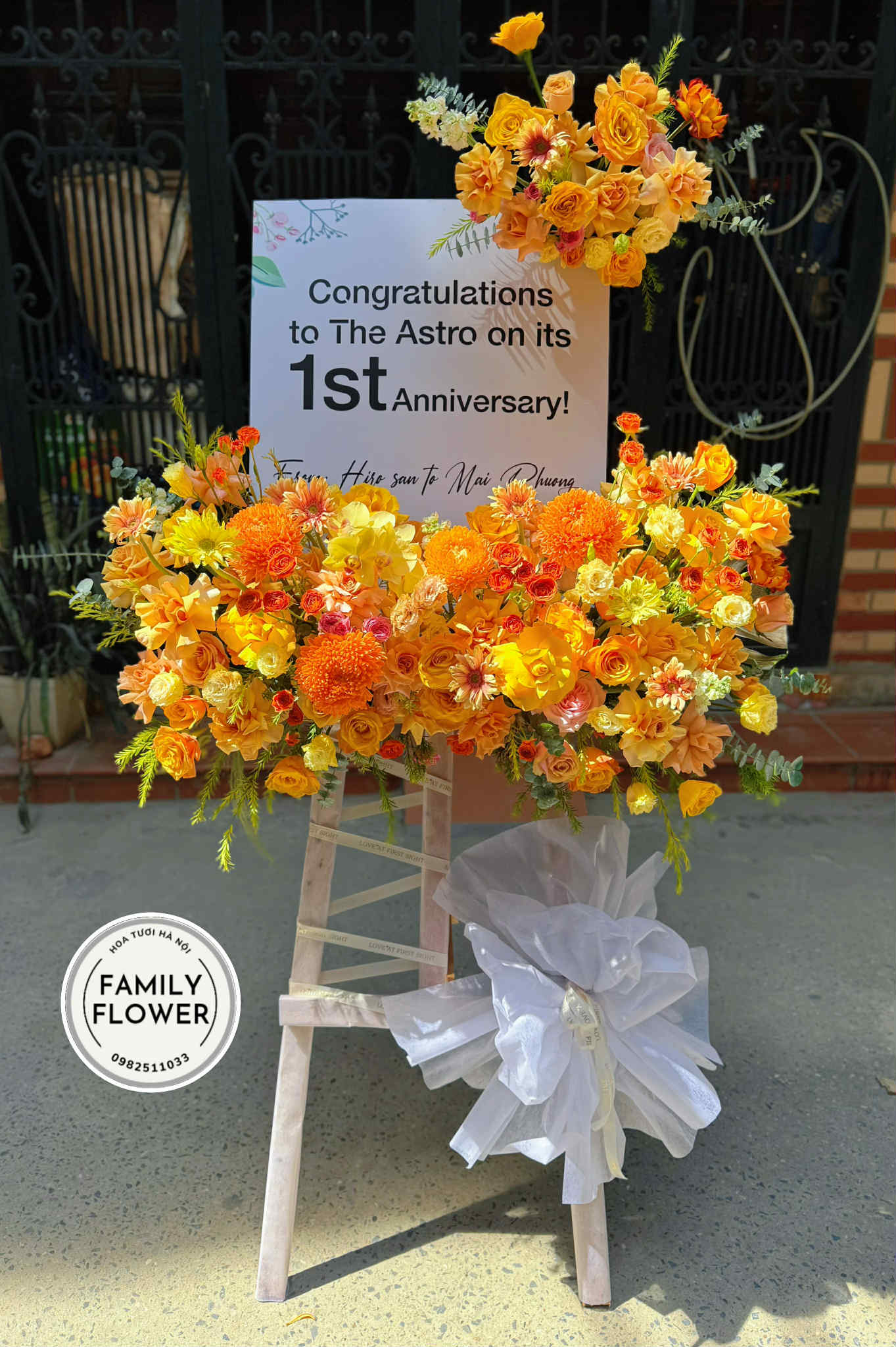 Kệ hoa khung tranh tone cam vàng chúc mừng khai trương ở Hà Nội ! Hoa khai trương Hà Nội