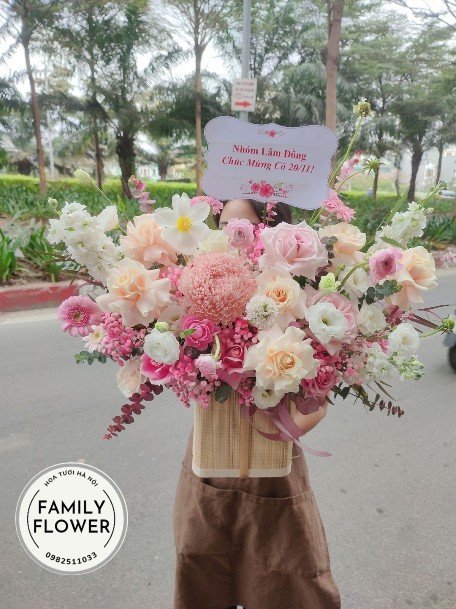 Lẵng hoa đẹp tặng sinh nhật màu hồng xinh xắn tại Hà Nội.