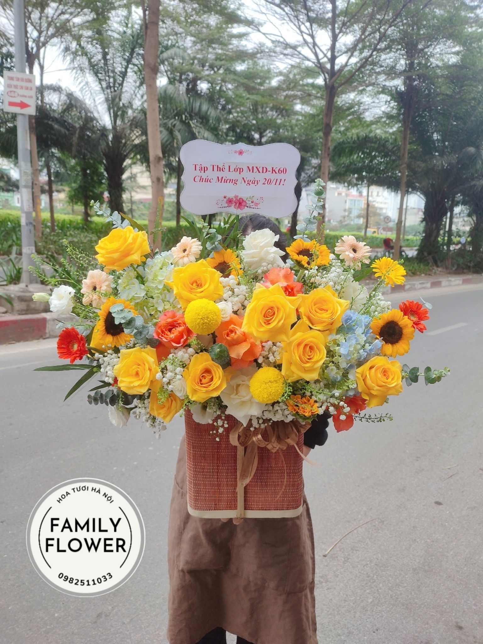 Lẵng hoa chúc mừng màu vàng cam ngọt ngào tại Hà Nội.