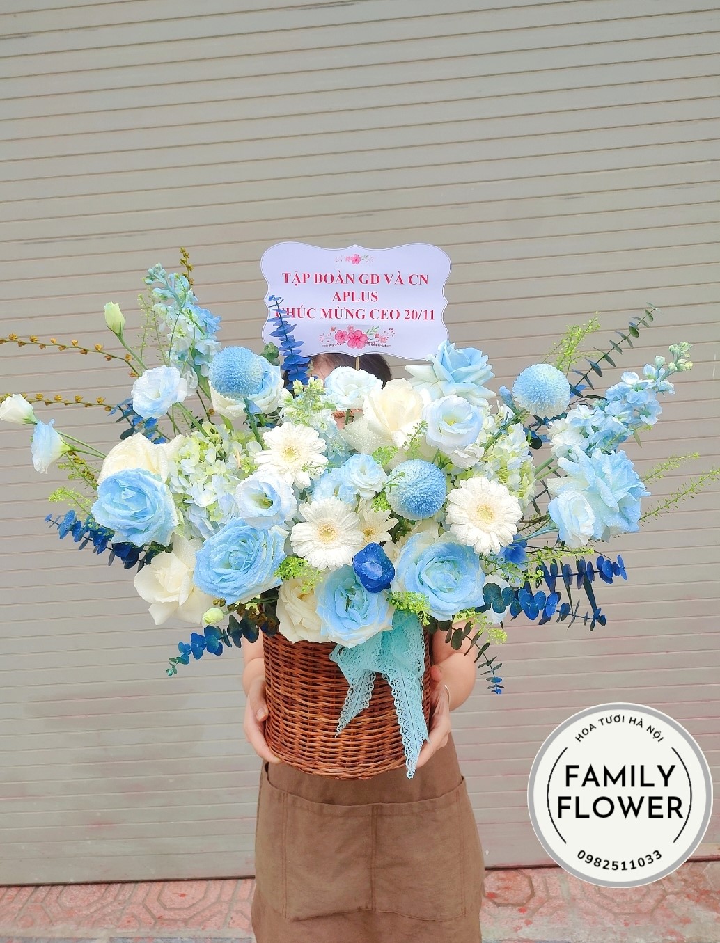 Lẵng hoa tone xanh chúc mừng ngày Nhà giáo Việt Nam 20/11 đẹp tại Cầu Giấy.