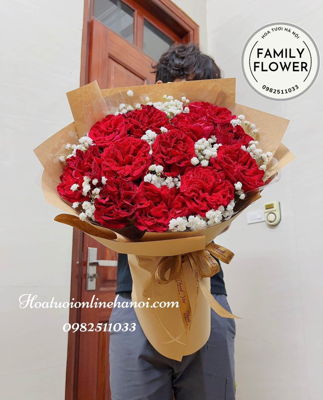 Bó hoa hồng đỏ bọc giấy báo  tặng người yêu nhân dịp sinh nhật , tỏ tình
