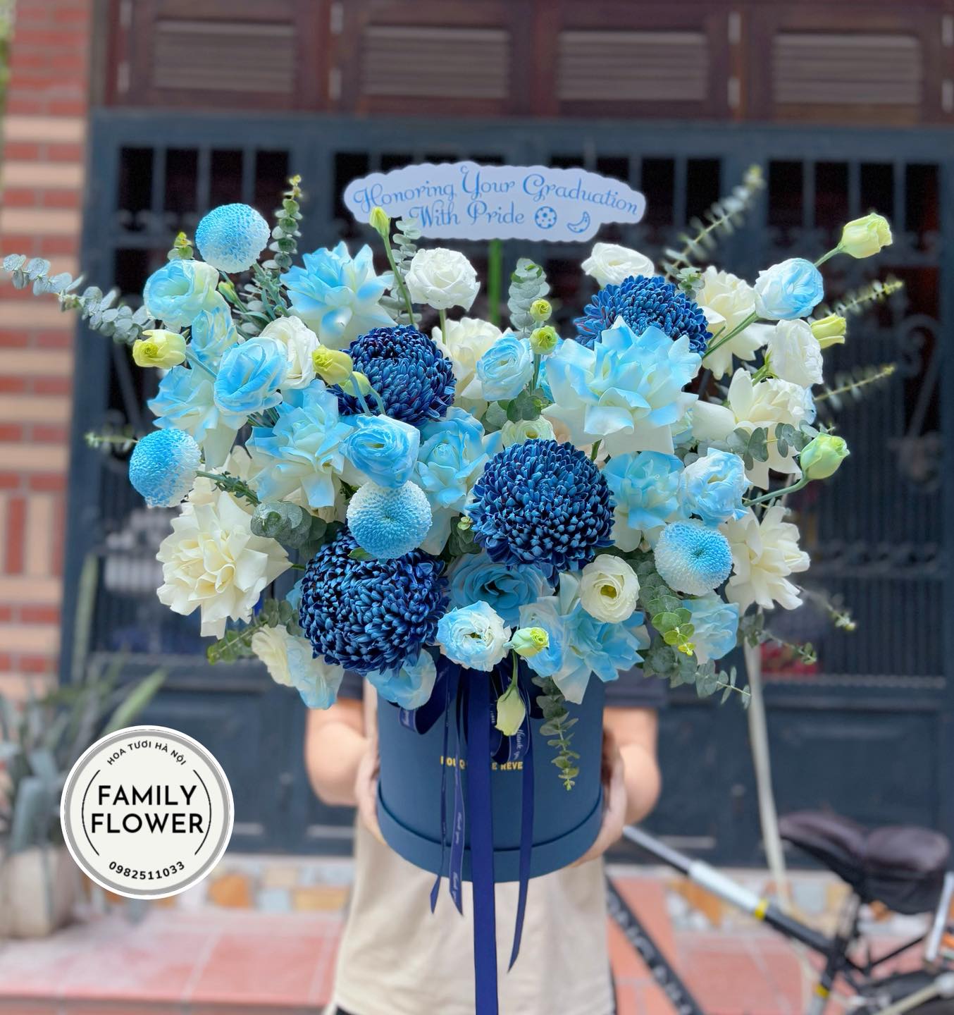 Hộp hoa tone xanh chúc mừng tốt nghiệp Hà Nội ! Hoa tươi Hà Nội ! Hoa tốt nghiệp