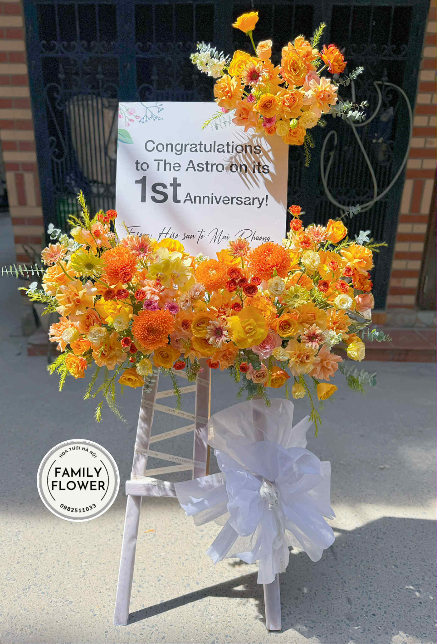 Kệ hoa khung tranh tone cam vàng chúc mừng khai trương ở Hà Nội ! Hoa khai trương Hà Nội