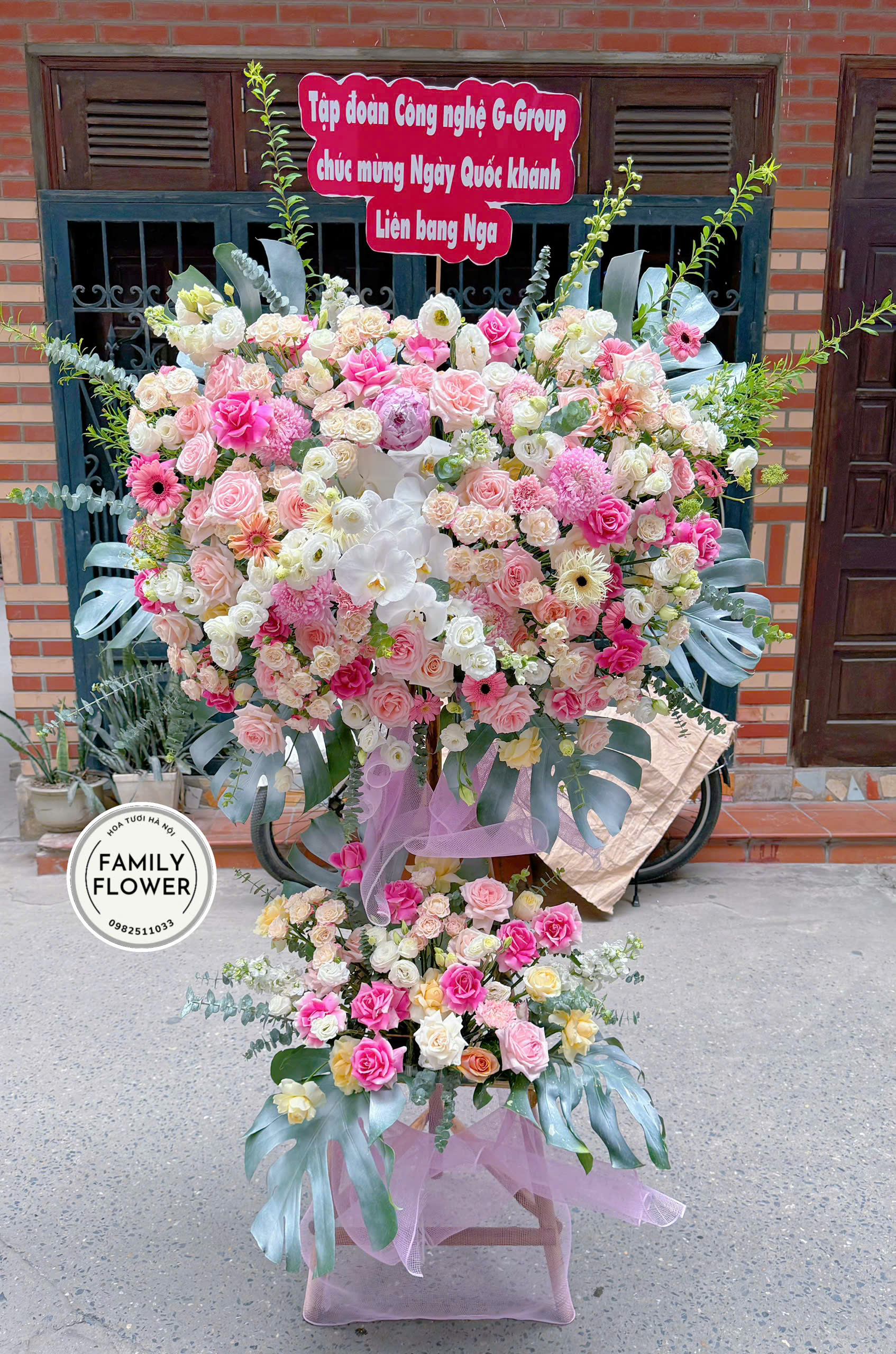Kệ Hoa Chúc Mừng Khai Trương, Sự Kiện Sang Trọng Tại Family Flower Hà Nội