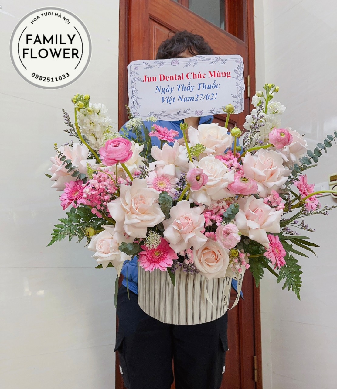 Lẵng hoa chúc mừng bạn bè, người thân dịp mùng 8 tháng 3 tại Hà Nội.