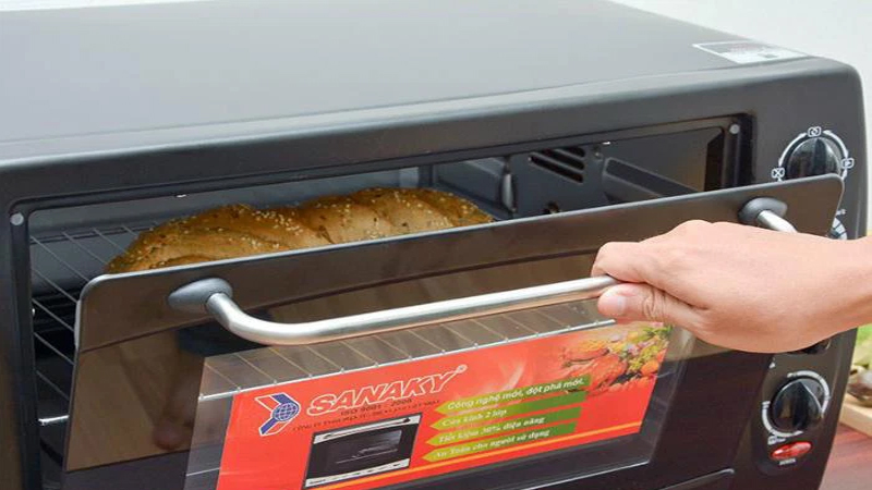 Có nên mở cửa lò khi nướng thực phẩm bằng lò nướng Sanaky?