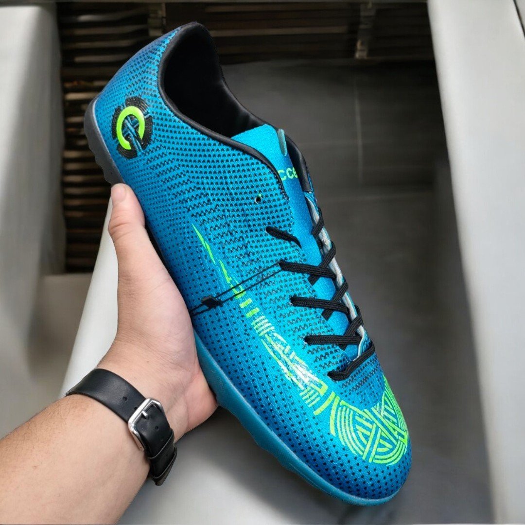 Bí Kíp Chọn Giày Bóng Đá (TF, FG) Chuẩn Nhất Cho Người Chân To