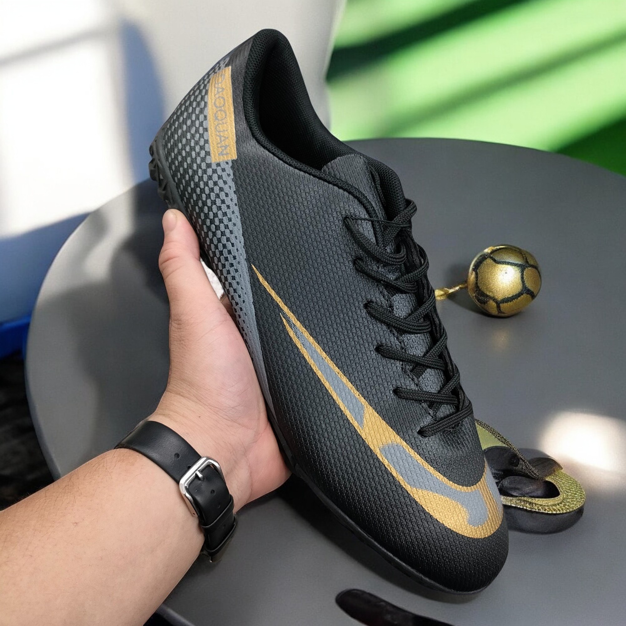 Giày Sân Cỏ Nhân Tạo Big Size (TF): Bí Quyết Chọn Giày Cho Chân Bè