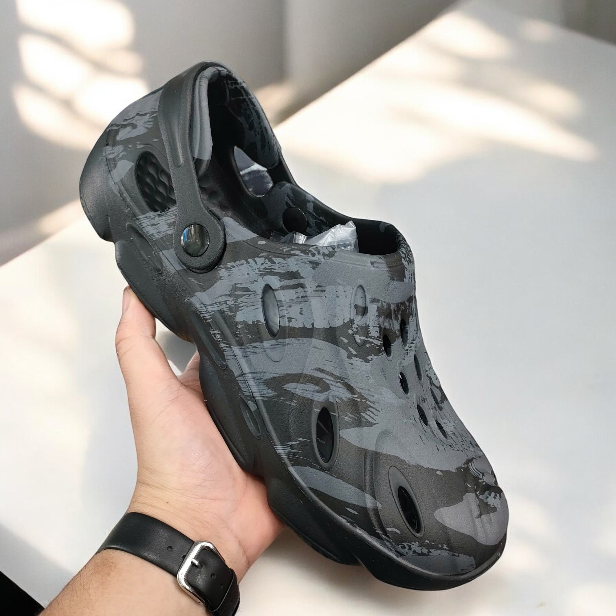 Cách Phối Đồ Với Dép Sục (Crocs) Big Size Nam