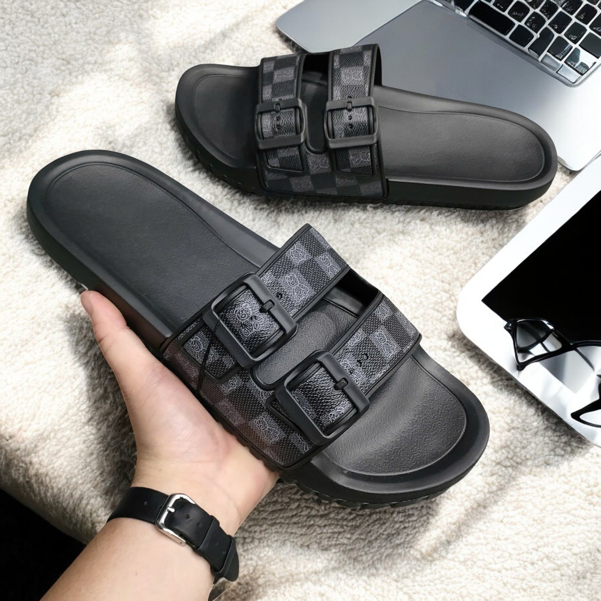 Dép Big Size Nam – Hoàn Hảo Cho Sự Tiện Lợi và Thoải Mái Hằng Ngày