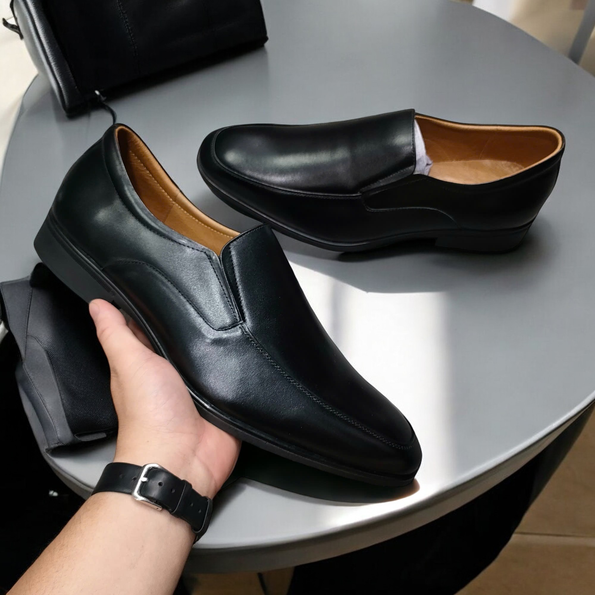 Bước Đi Tự Tin, Phong Cách Đỉnh Cao Cùng Với Giày Tây Xỏ Big Size Nam