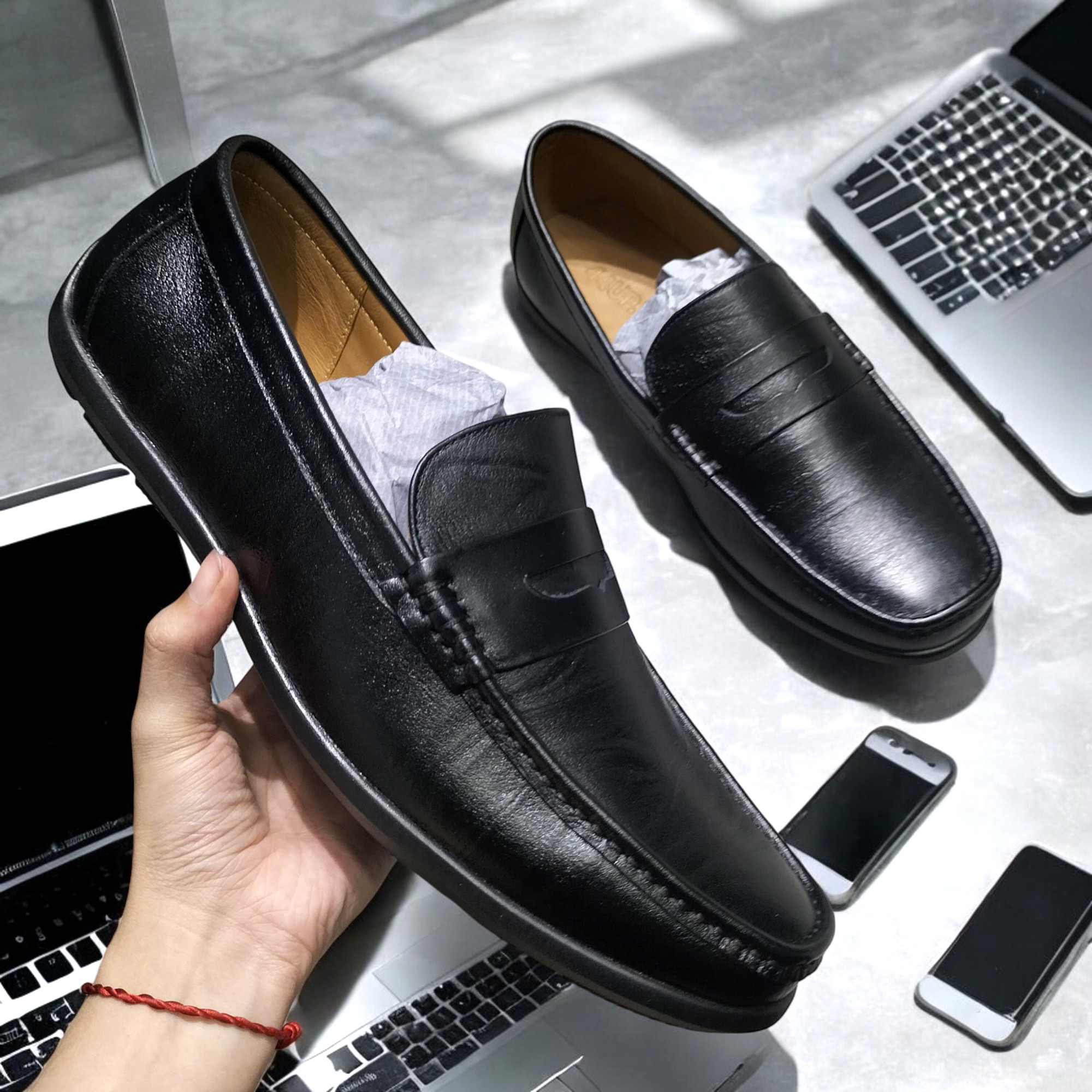 Giày Size Lớn Nam (44-47) Mua Ở Đâu? Bí Quyết Chọn Giày