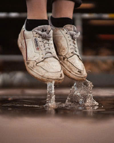 Cứu Rỗi Sneaker Trắng Bị Ố Vàng: Hướng Dẫn 5 Bước Tại Nhà | 44UP.VN