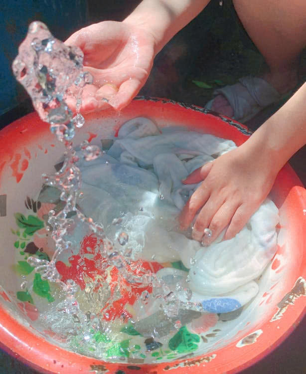Giữ Áo Luôn Thơm Mát, Trắng Sạch: Mẹo Giặt Tẩy Vết Ố Vàng & Khử Mùi