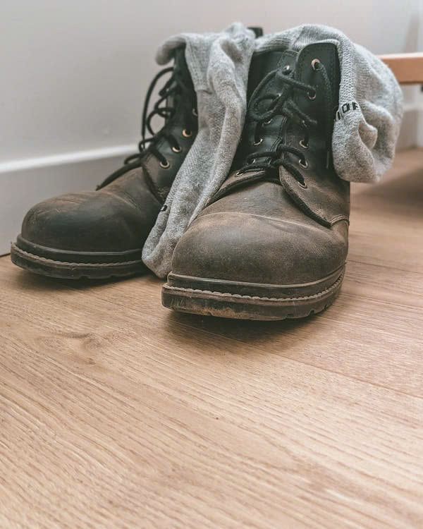 Cách Vệ Sinh Giày (Da, Sneaker) Big Size Đúng Chuẩn Tại Nhà