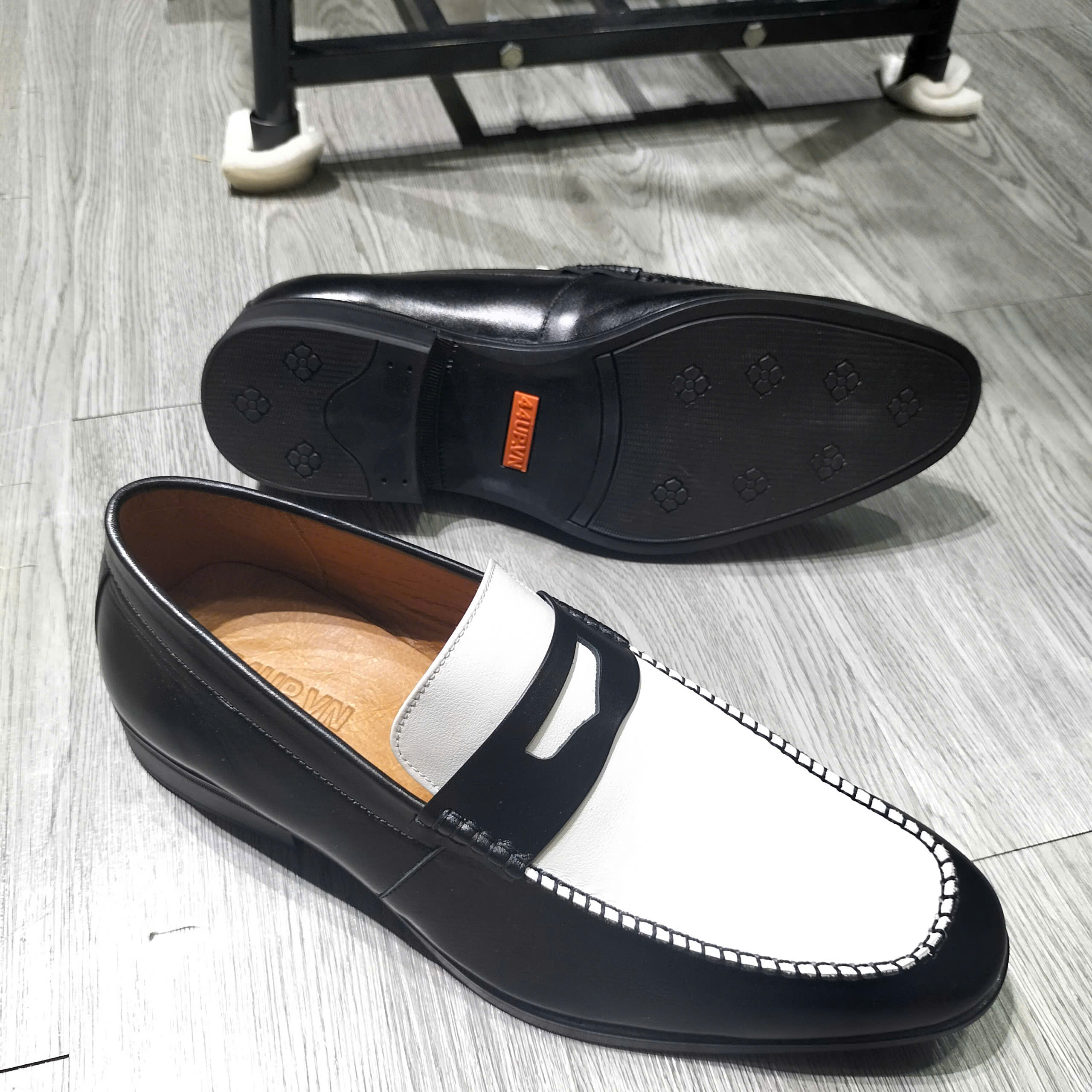 Vệ Sinh Giày Sneaker Big Size Tại Nhà: 5 Bước Sạch Như Mới