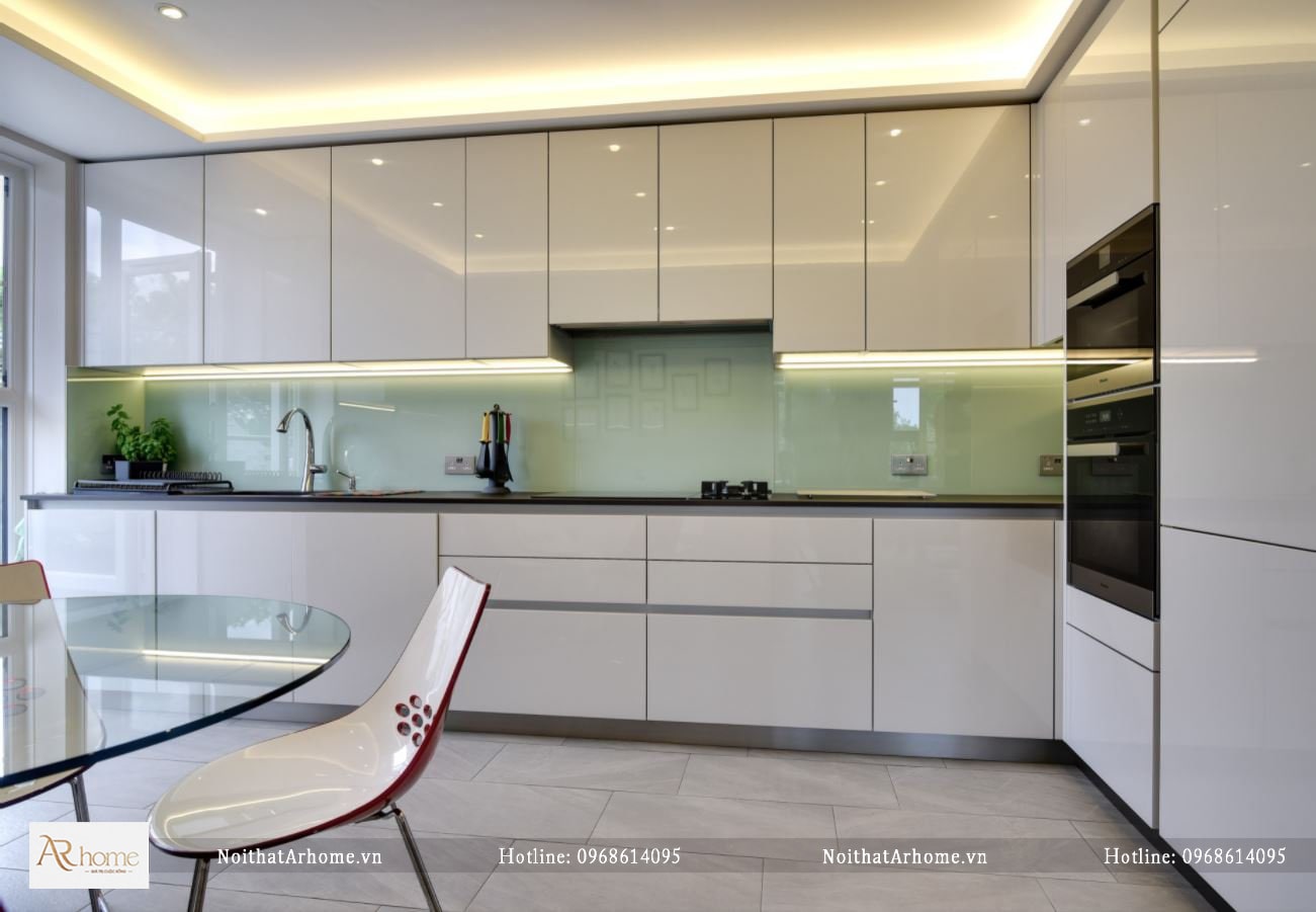 Tủ bếp acrylic màu trắng tinh tế và sáng bóng