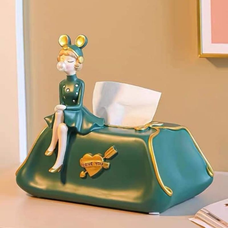 Hộp khăn giấy cô gái mặc đầm