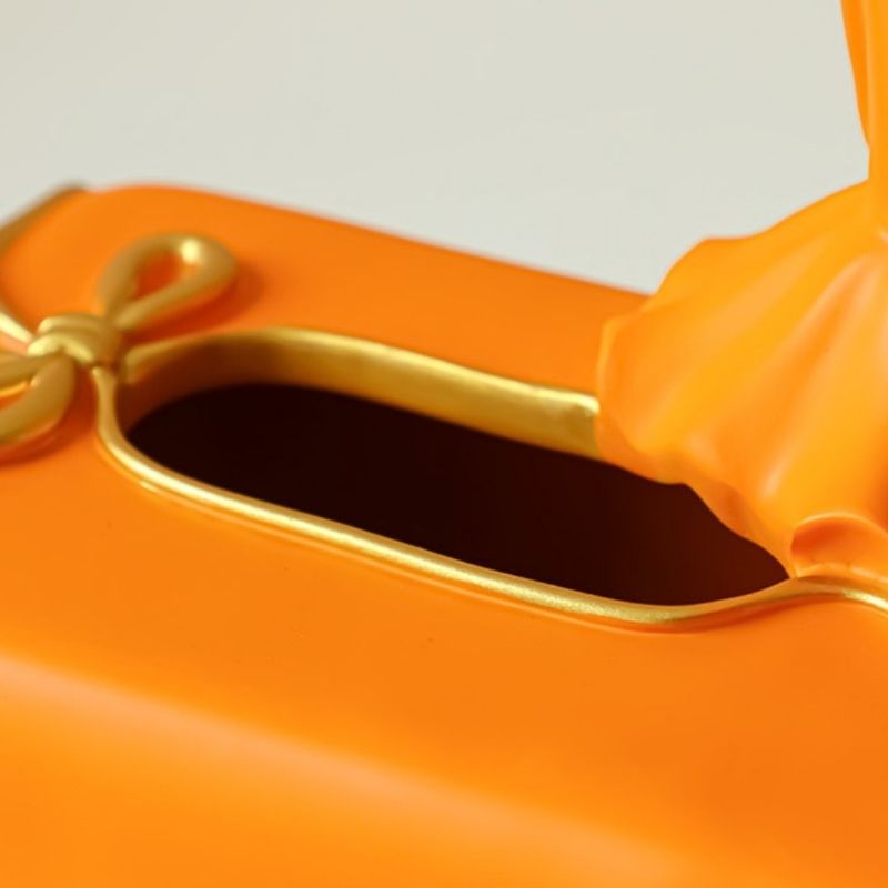 Hộp khăn giấy cô gái mặc đầm