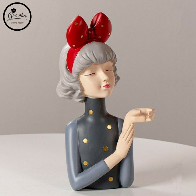 Cô Gái Cài Nơ Bê Ly Rượu