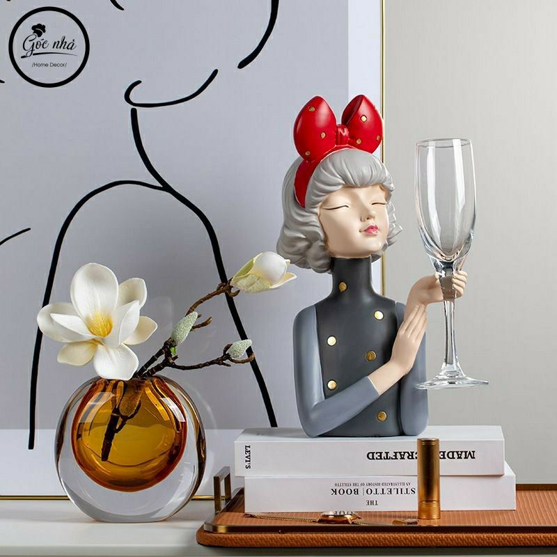 Cô Gái Cài Nơ Bê Ly Rượu