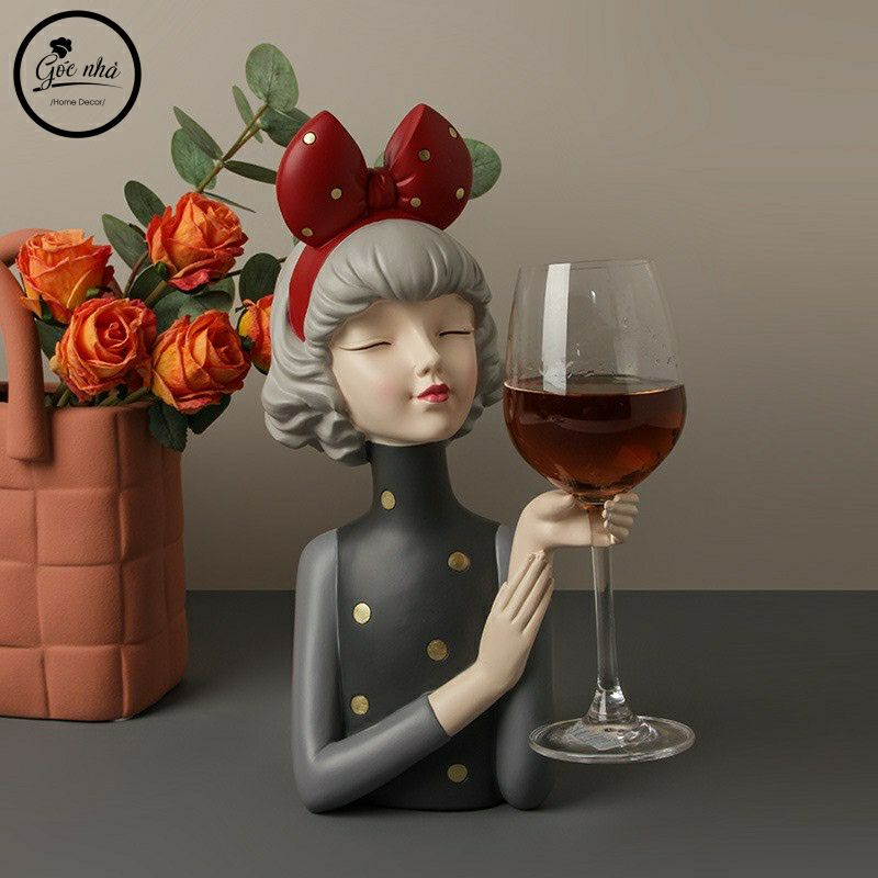 Cô Gái Cài Nơ Bê Ly Rượu