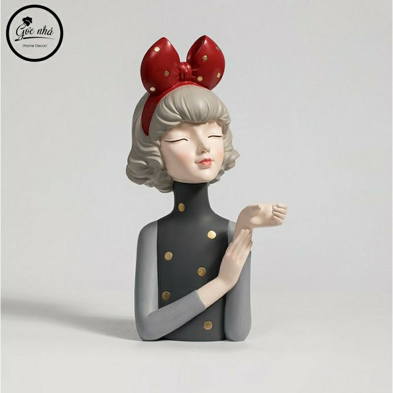 Cô Gái Cài Nơ Bê Ly Rượu