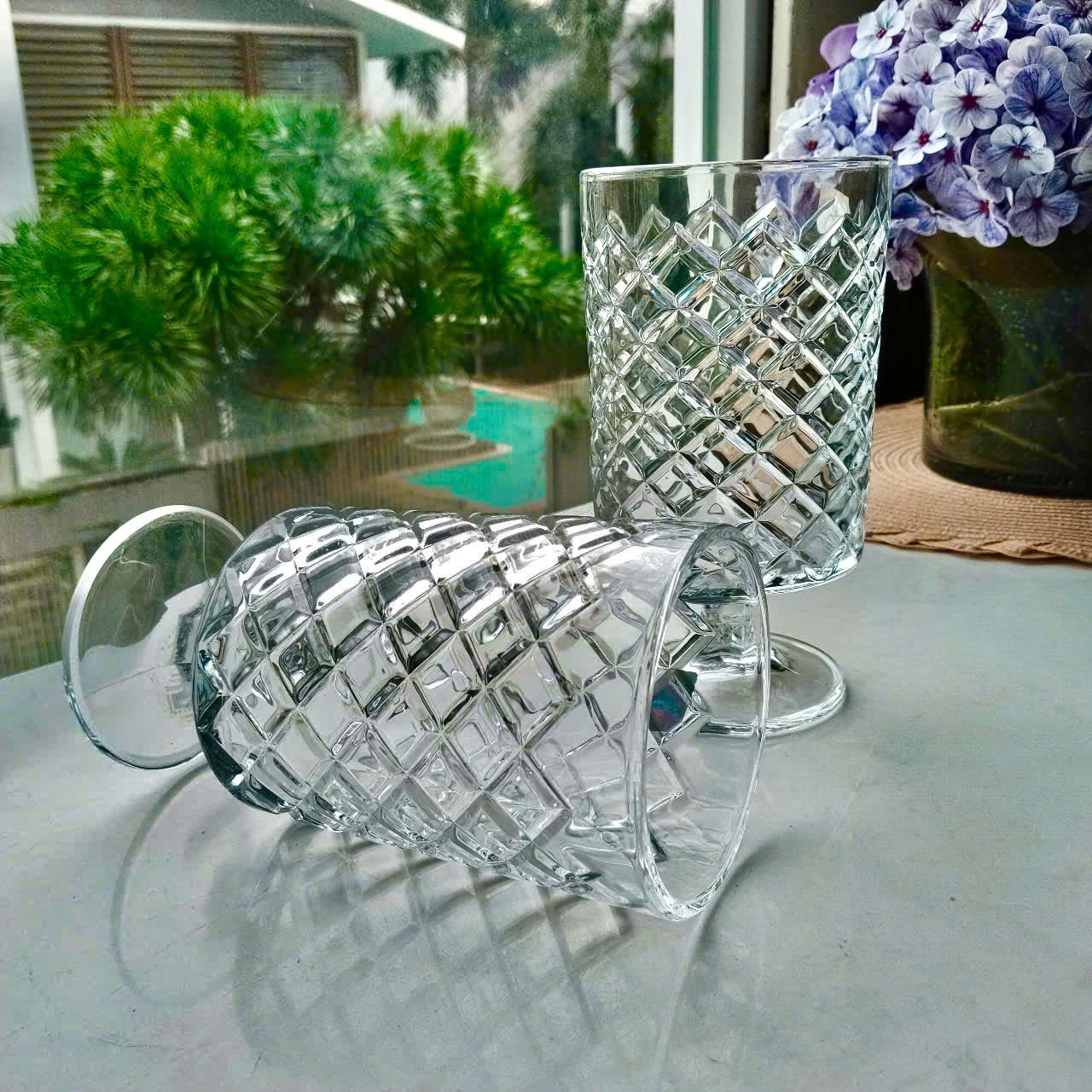 Bình hoa thủy tinh dáng ly chân cao