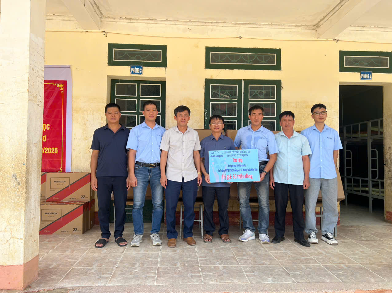 Chia sẻ khó khăn cùng học sinh vùng lũ Chiềng Sơ Điện Biên