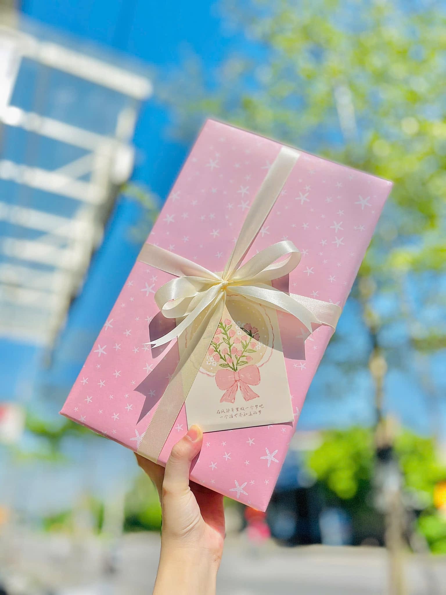 Hộp quà màu hồng thắt nơ và kèm thiệp