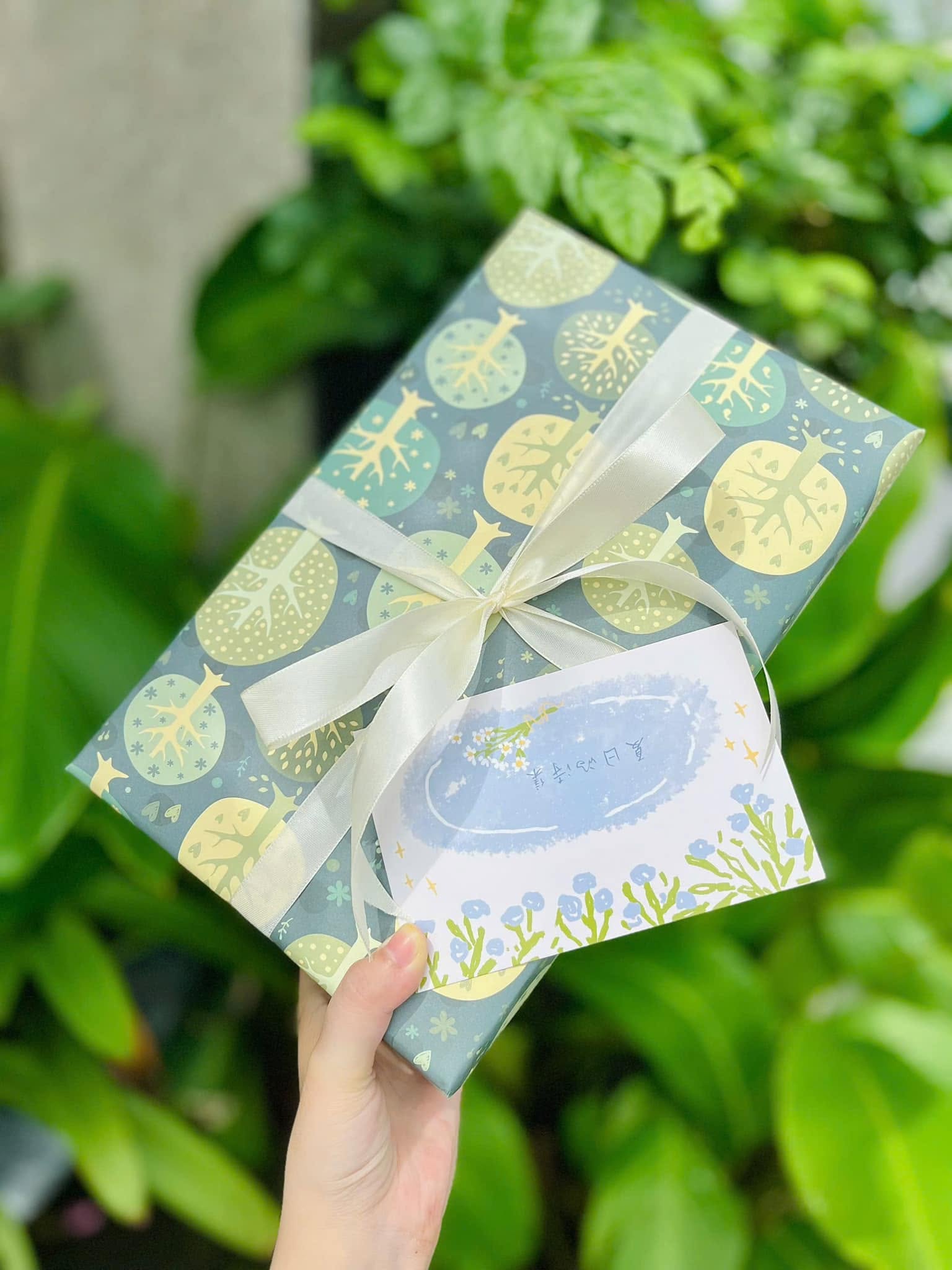 Hộp quà xanh kèm thiệp viết tay