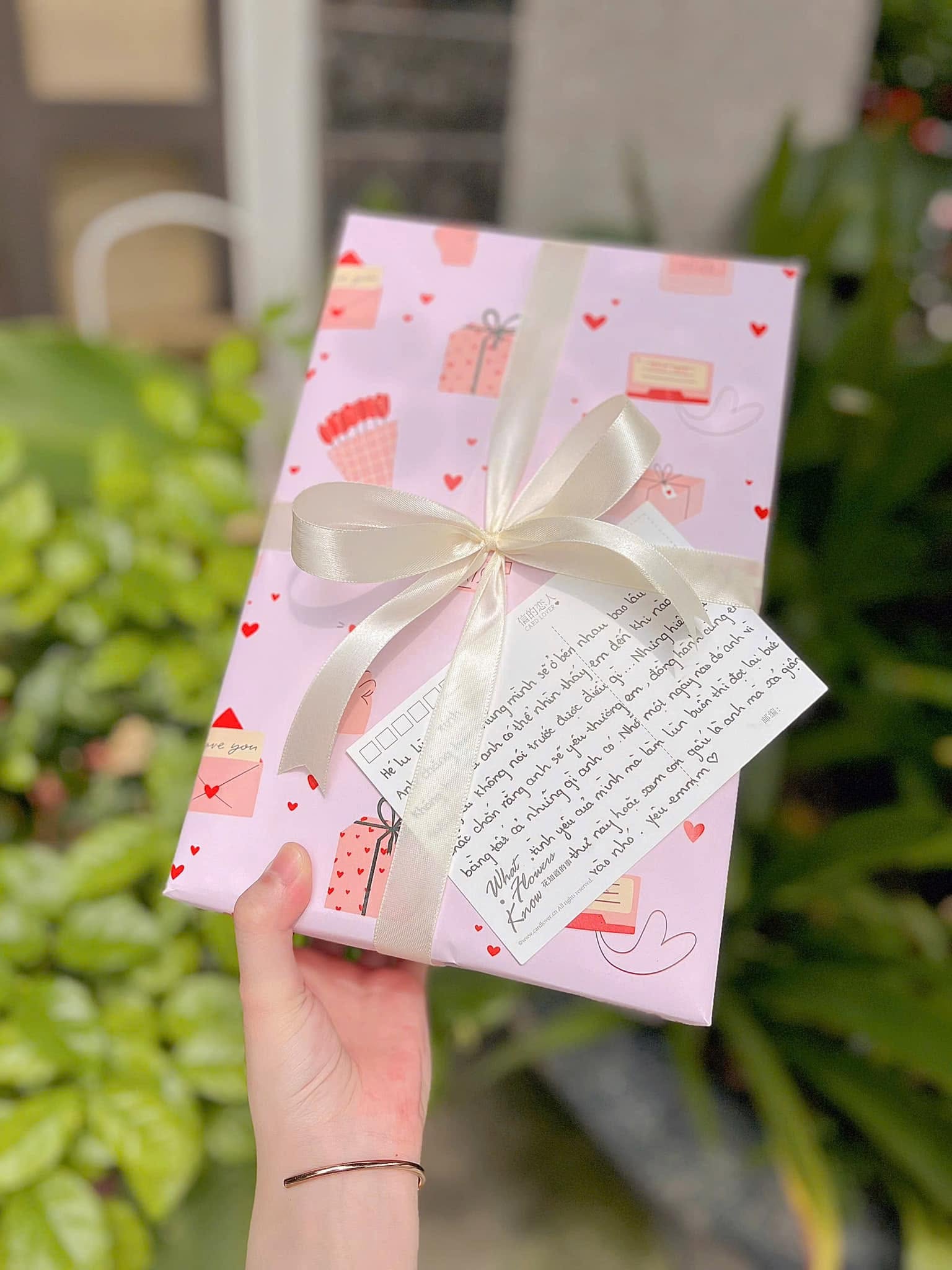 Hộp quà hồng kèm lời nhắn viết tay