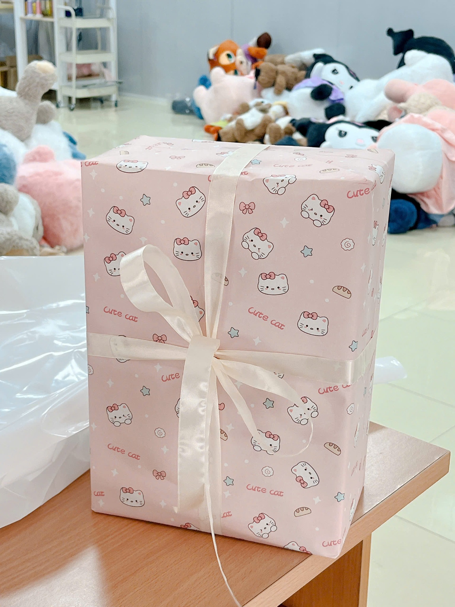Hộp quà lớn màu hồng được chuẩn bị tại xưởng Meeko