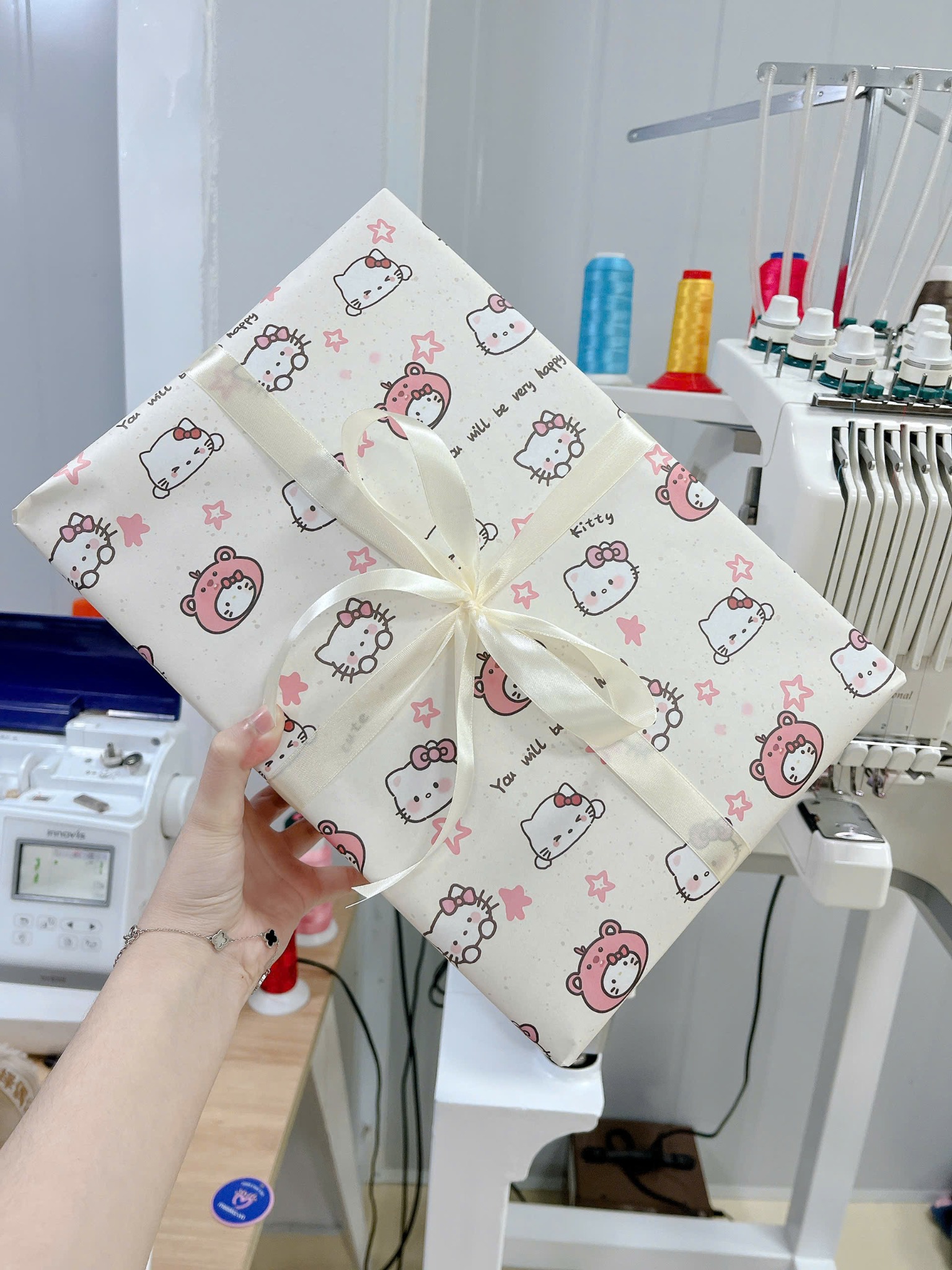 Hộp quà họa tiết hồng được cầm trên tay tại xưởng Meeko