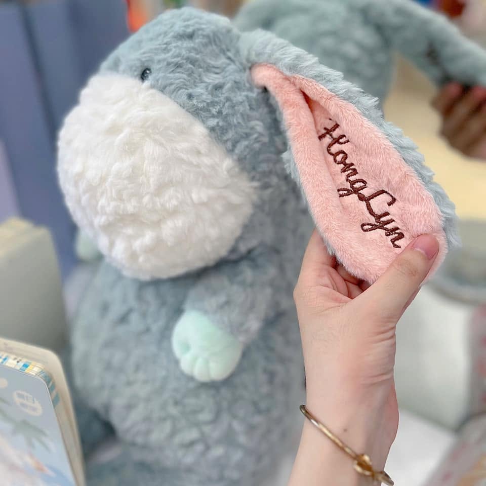 Ảnh thật thỏ bông thêu tên trên tai tại xưởng Meeko