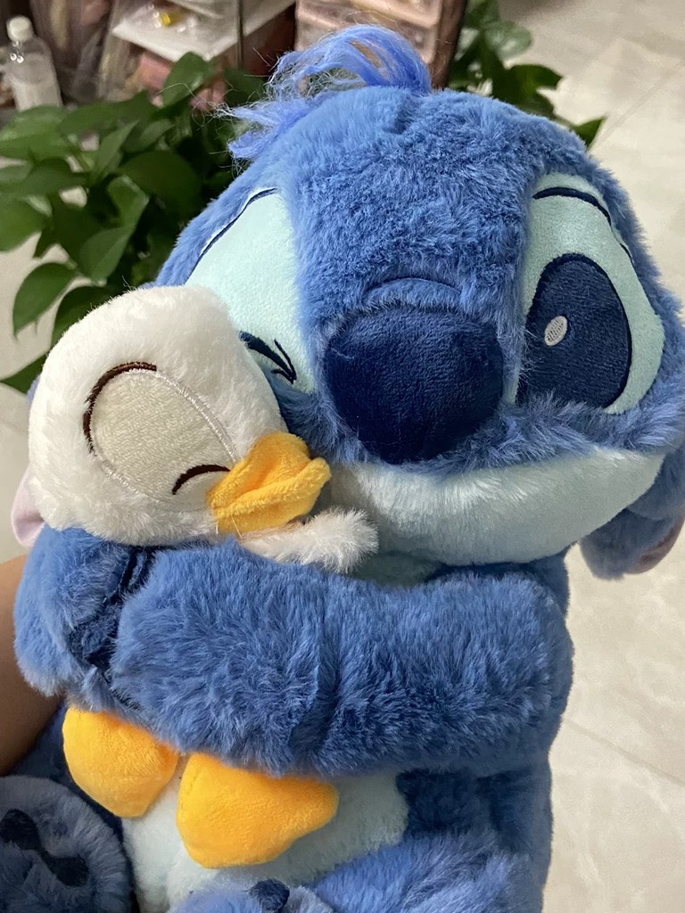 Stitch Hug ôm nhau tình cảm