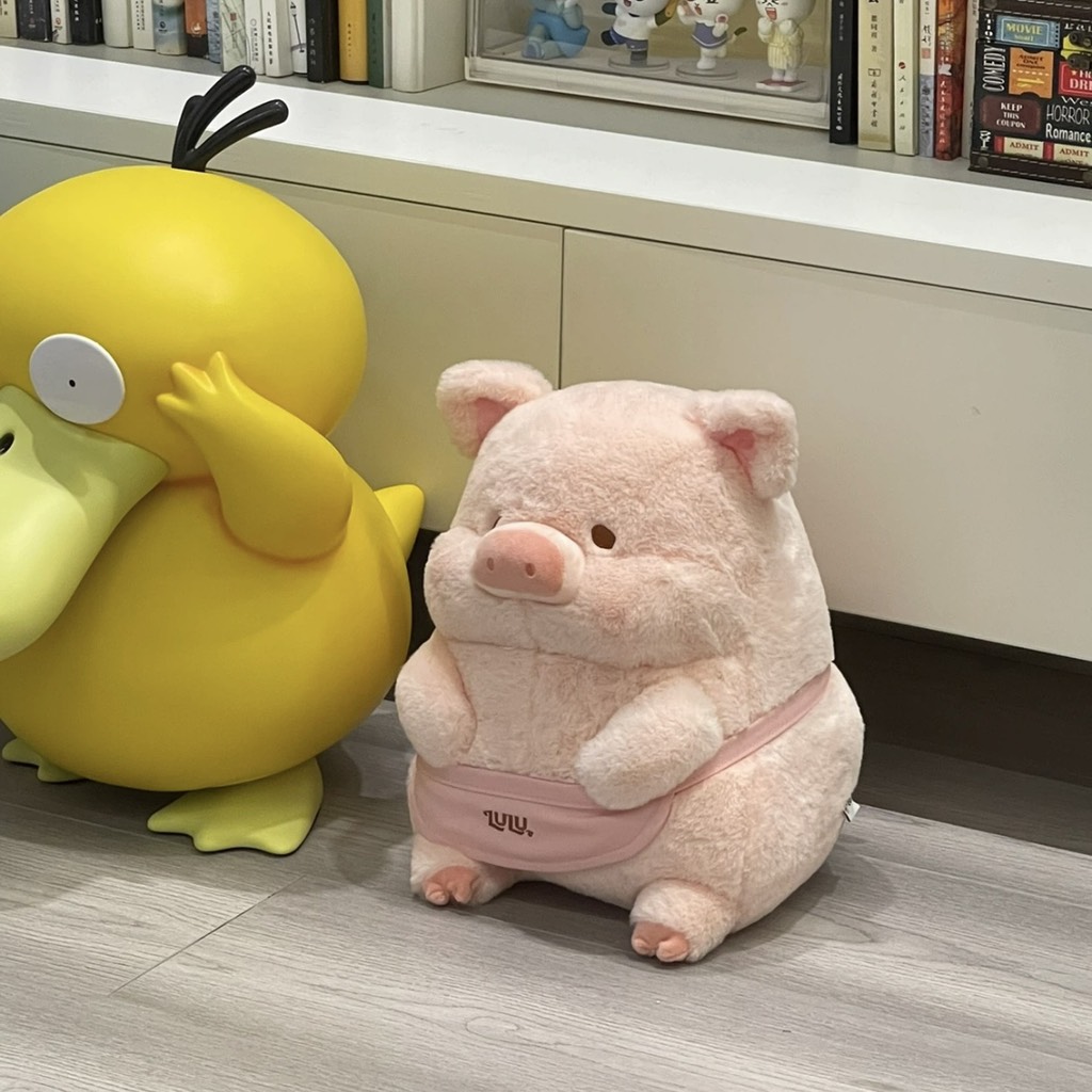 Gấu bông heo Lulu đeo tạp dề