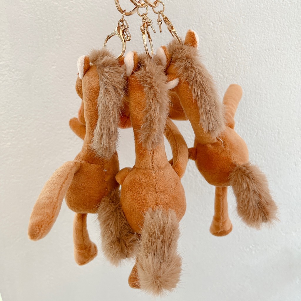 Móc khoá ngựa khoanh tay