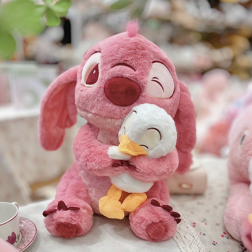 Gấu bông Stitch ôm vịt hồng