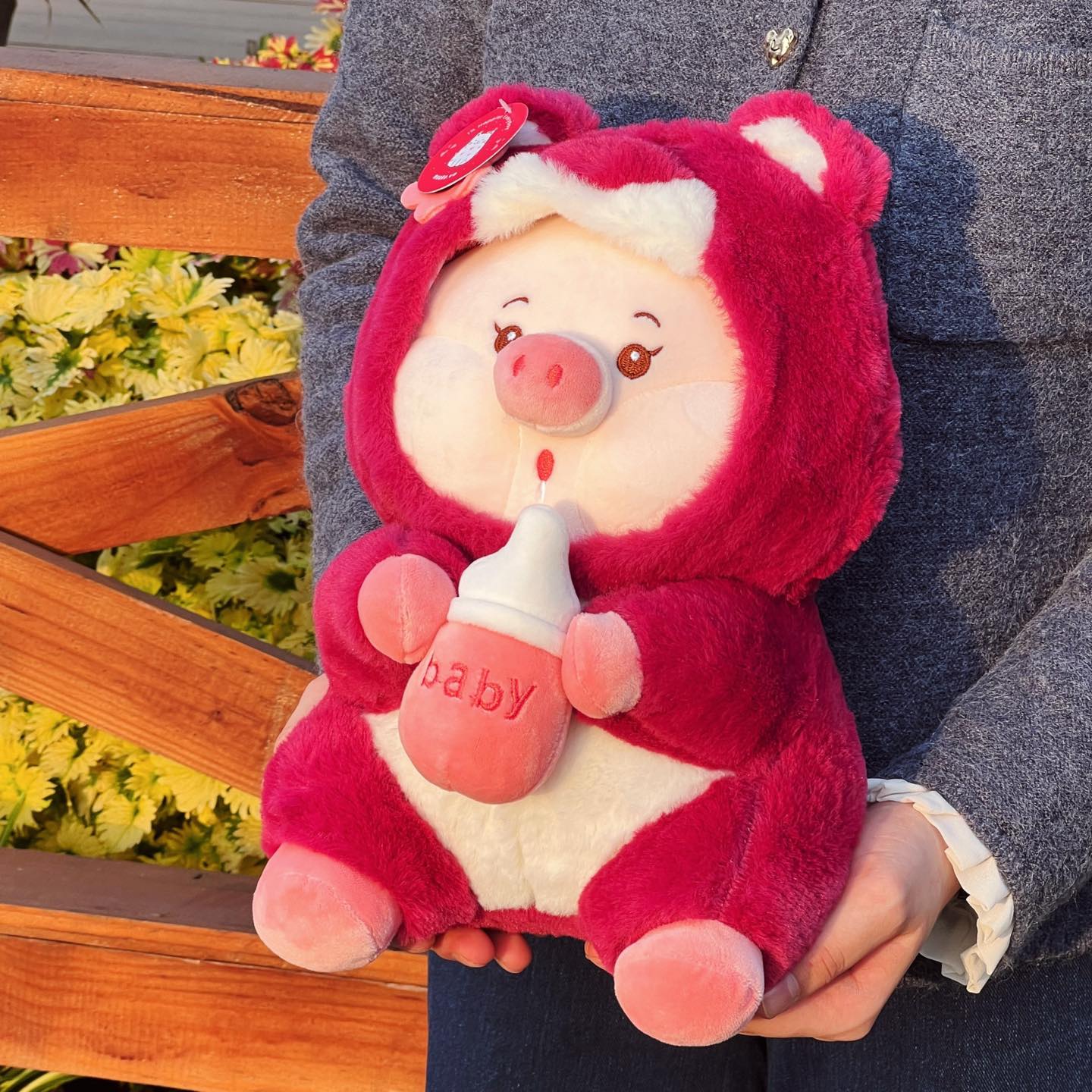 Gấu bông heo Lotso ôm bình sữa