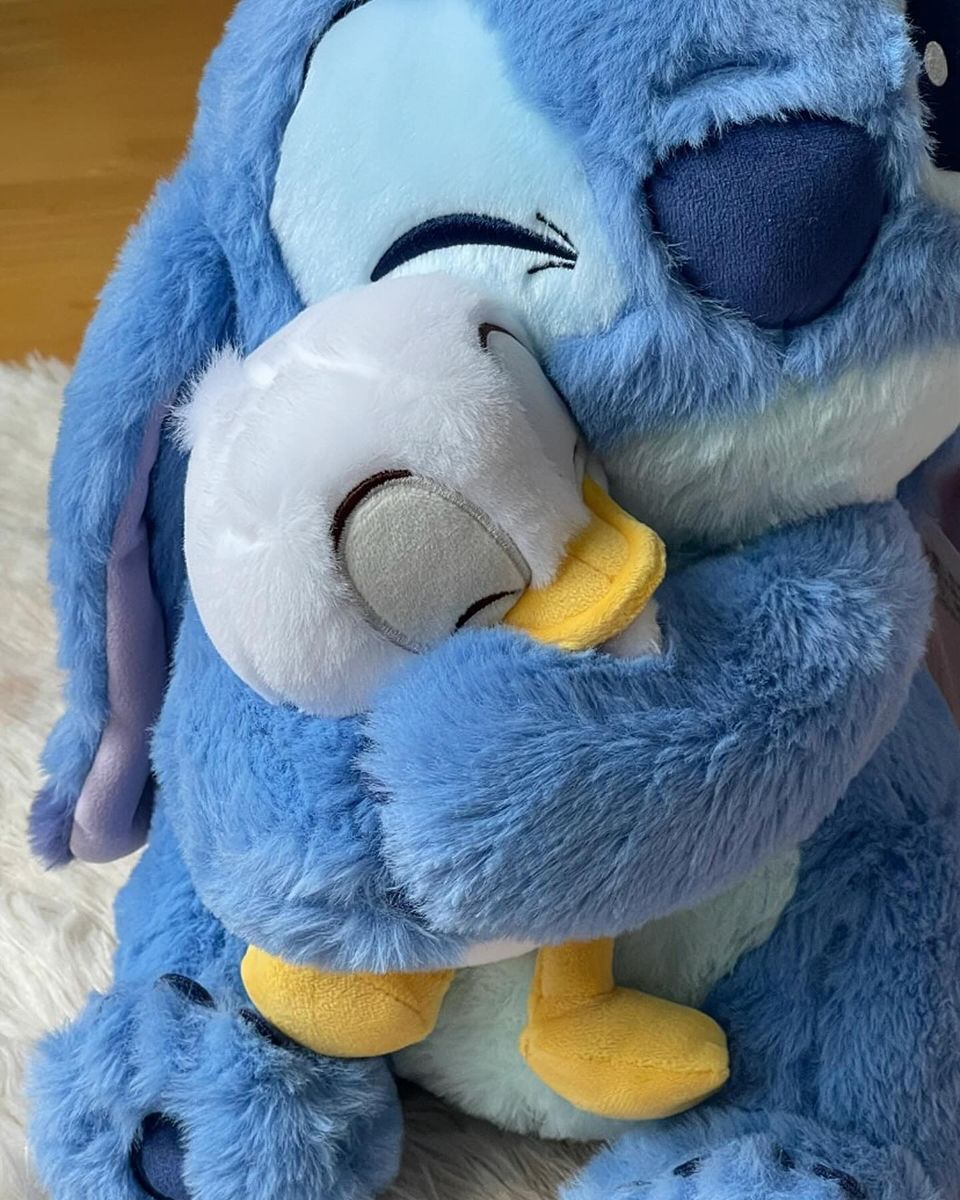 Stitch Hug ôm nhau tình cảm