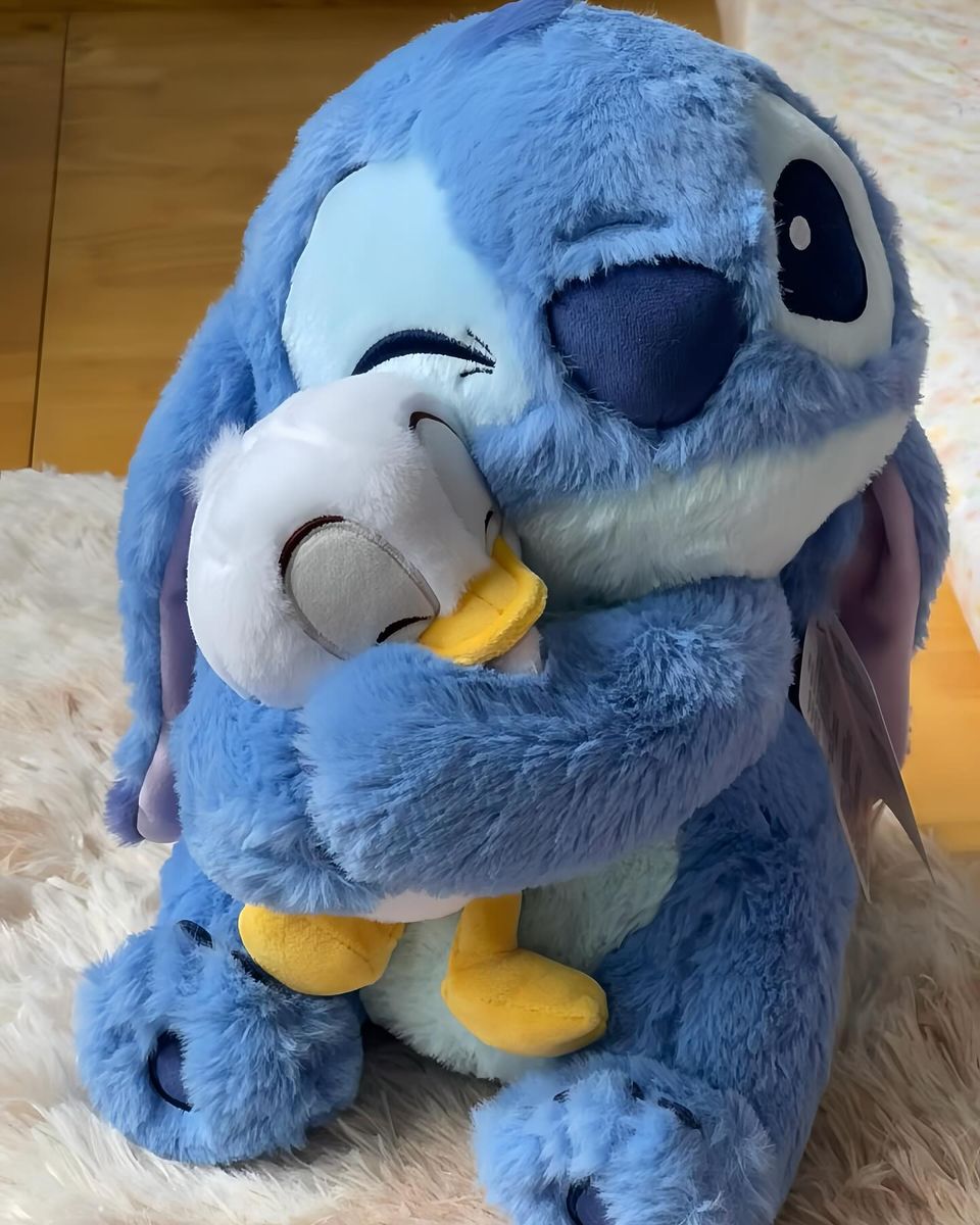 Stitch Hug ôm nhau tình cảm