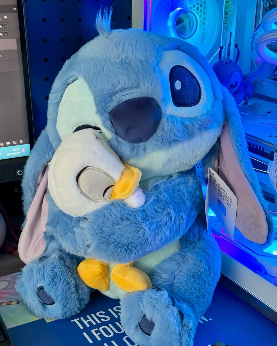 Stitch Hug ôm nhau tình cảm