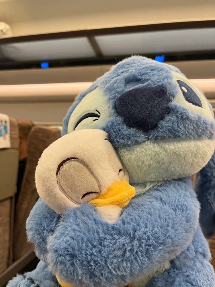 Stitch Hug ôm nhau tình cảm