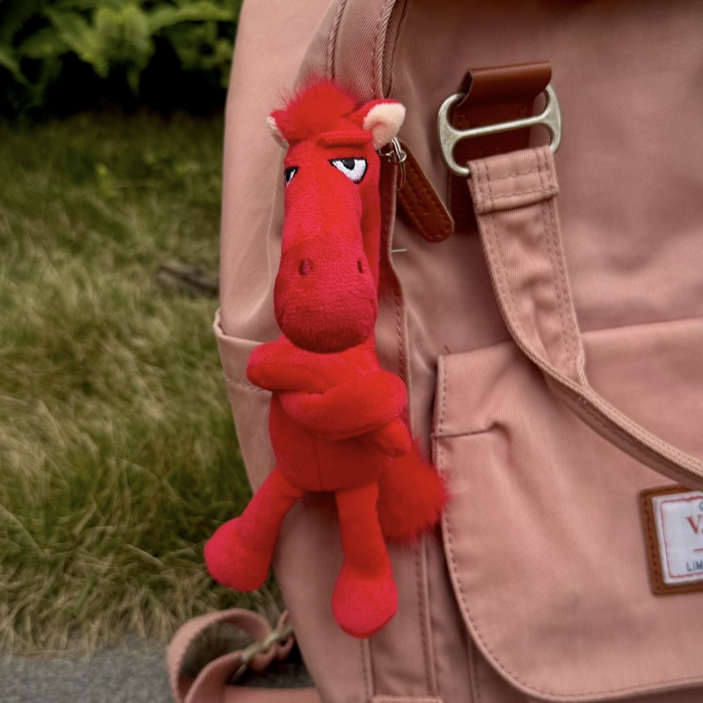 Móc khoá ngựa khoanh tay