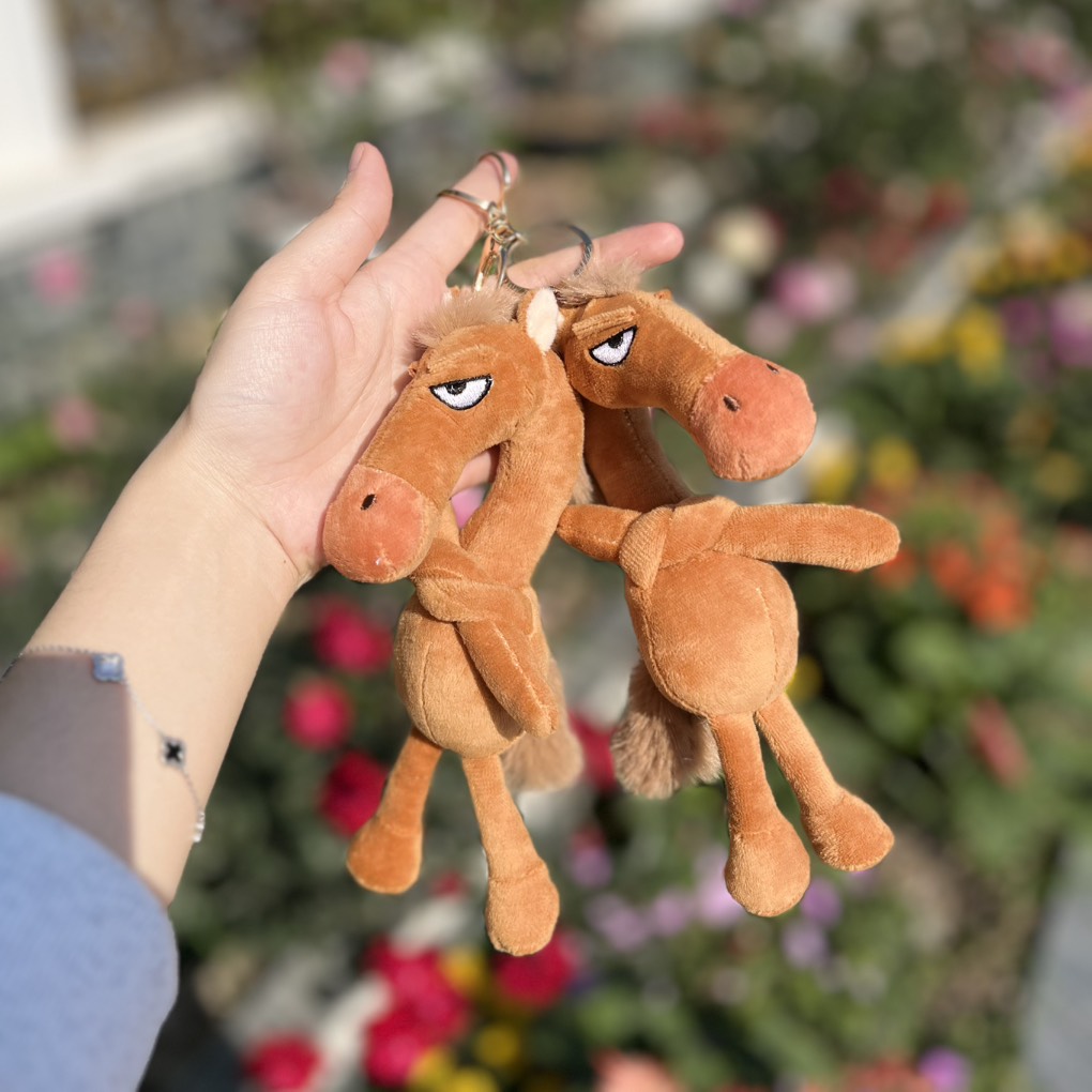 Móc khoá ngựa khoanh tay