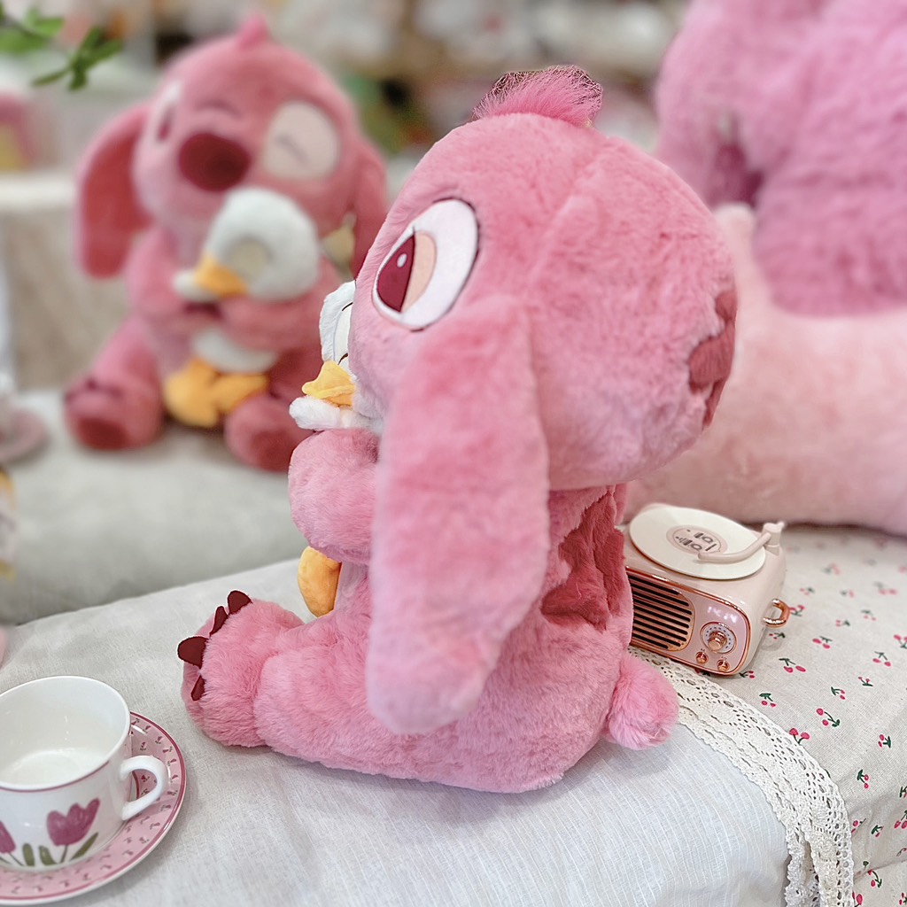 Gấu bông Stitch ôm vịt hồng